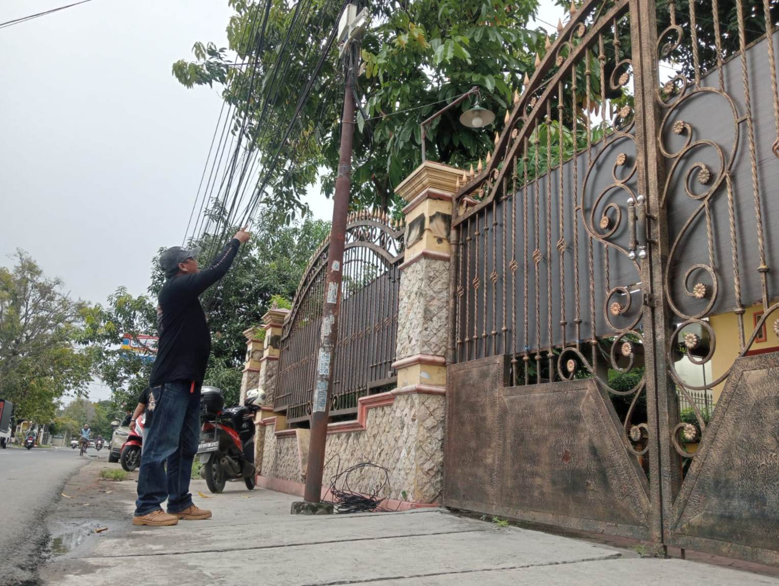 Kabel Internet di Jombang Menjuntai ke Jalan Raya Hingga Menjerat Leher Warga Sampai Terluka