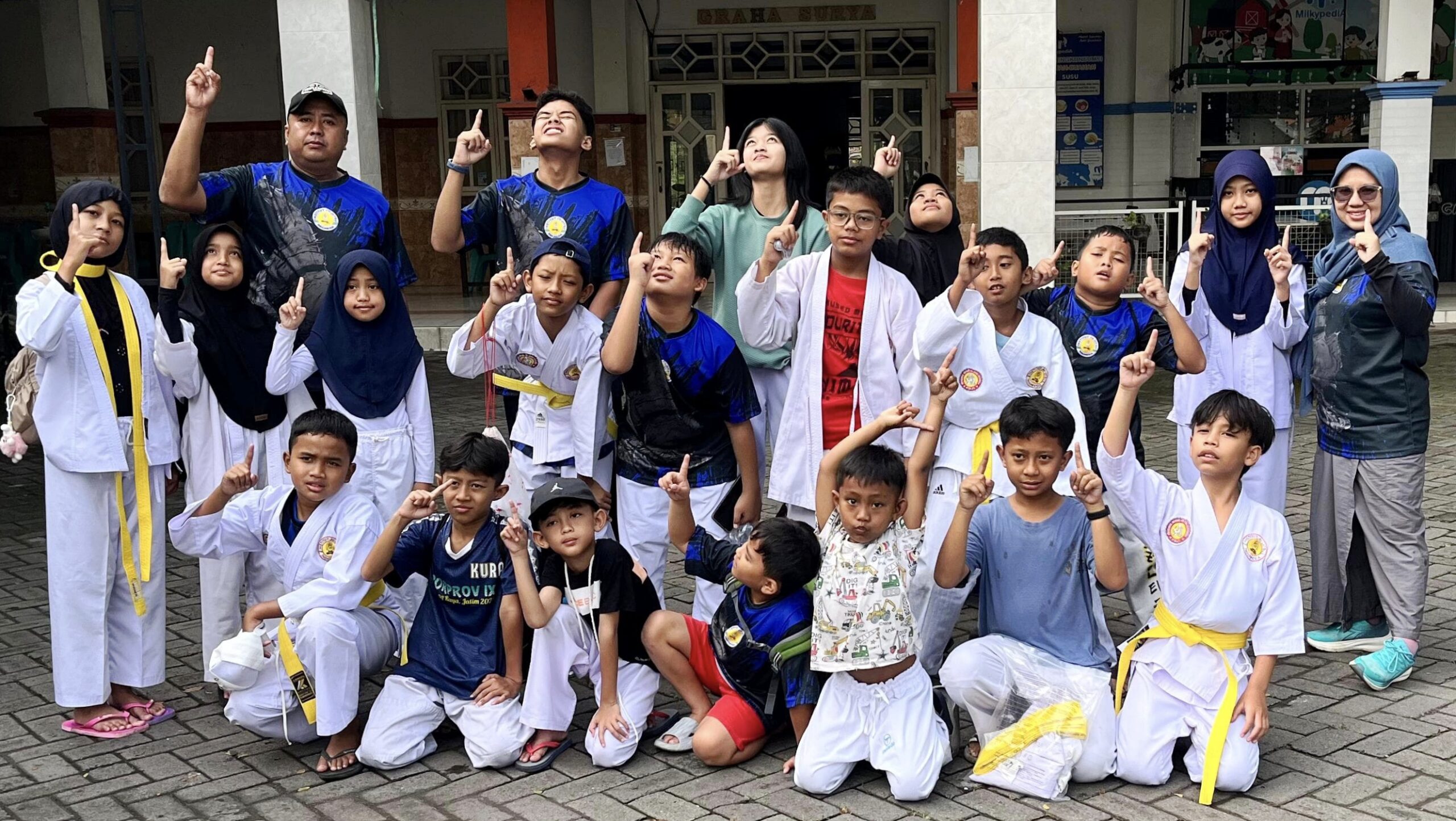 Prestasi membanggakan kembali ditorehkan SDIT Robbani Singosari, Kabupaten Malang. Sekolah dasar berbasis Islam terpadu ini sukses menunjukkan dominasinya dalam ajang Mojokerto Jujitsu Open Tournament 2026 yang digelar pada tanggal 16–18 Januari 2026 di GOR Gajah Mada, Mojosari, Kabupaten Mojokerto.