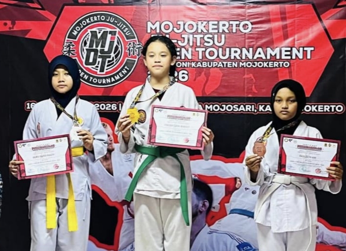 Sepasang kakak beradik sukses menorehkan prestasi dengan meraih medali perak dalam ajang Mojokerto Jujitsu Open Turnamen 2026 yang digelar pada 16–18 Januari 2026 di GOR Gajah Mada, Mojosari, Kabupaten Mojokerto.