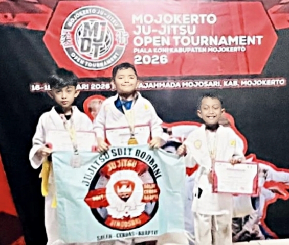 Sepasang kakak beradik sukses menorehkan prestasi dengan meraih medali perak dalam ajang Mojokerto Jujitsu Open Turnamen 2026 yang digelar pada 16–18 Januari 2026 di GOR Gajah Mada, Mojosari, Kabupaten Mojokerto.