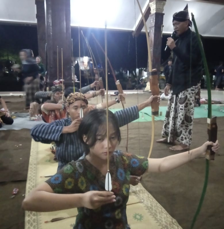 Suasana Pendopo Kawedanan Singosari, mendadak hening sejenak ketika anak panah melesat dari busur menuju sasaran. Di bawah temaram malam, kegiatan bertajuk Hanjawani menghadirkan pengalaman berbeda melalui panahan tradisional yang dipadukan dengan sarasehan budaya. Sabtu (17/1/2026) malam,
