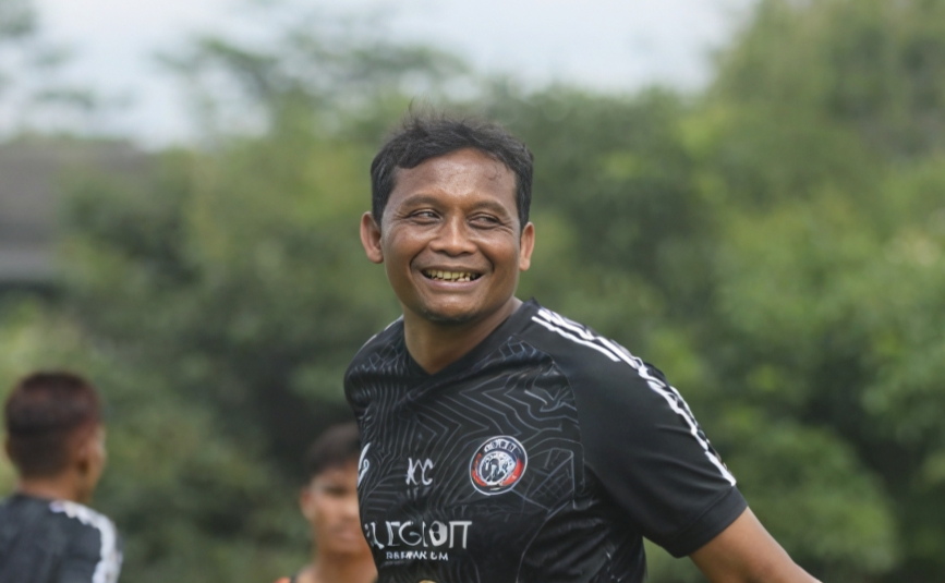 Dunia sepak bola di Malang berduka. Asisten pelatih Arema FC, Kuncoro, meninggal dunia, Minggu (18/1) sore setelah mengikuti charity game peringatan 100 Tahun Stadion Gajayana, Malang.