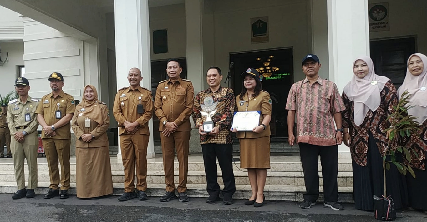 Wali Kota Malang Dr. Ir. Wahyu Hidayat menyerahkan piagam dan piala Program Kampung Iklim (ProKlim) kepada sejumlah RW dan kelurahan berprestasi, salah satunya RW 02 Kelurahan Arjosari, Kecamatan Blimbing, Senin (19/1/2026).