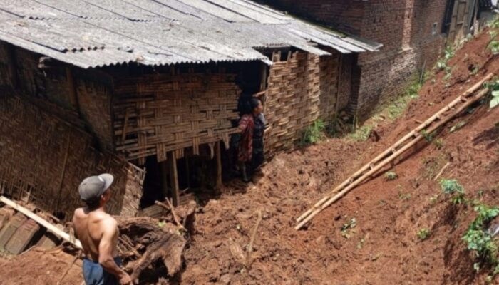 Hujan Deras Picu Longsor di Lawang, Tebing 8 Meter Timpa Dapur dan Kandang Warga