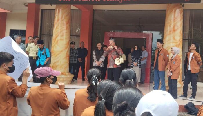 Mahasiswa Unikama Paksa Rektor Turun, Tuntut Transparansi Dana dan Perbaikan Fasilitas Kampus