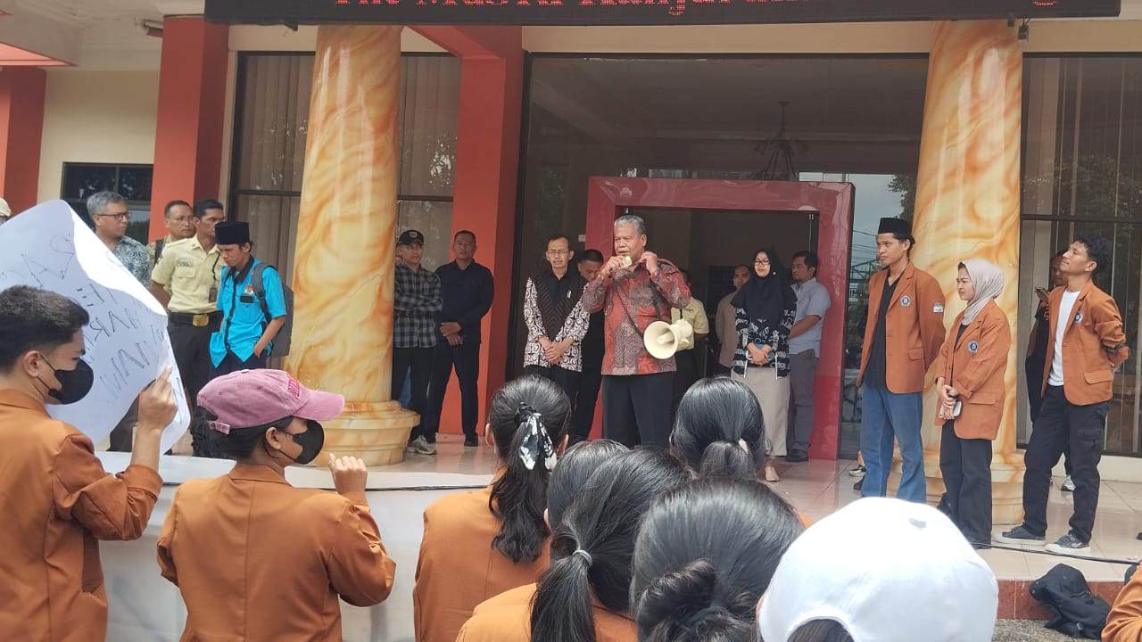 Mahasiswa Unikama Paksa Rektor Turun, Tuntut Transparansi Dana dan Perbaikan Fasilitas Kampus