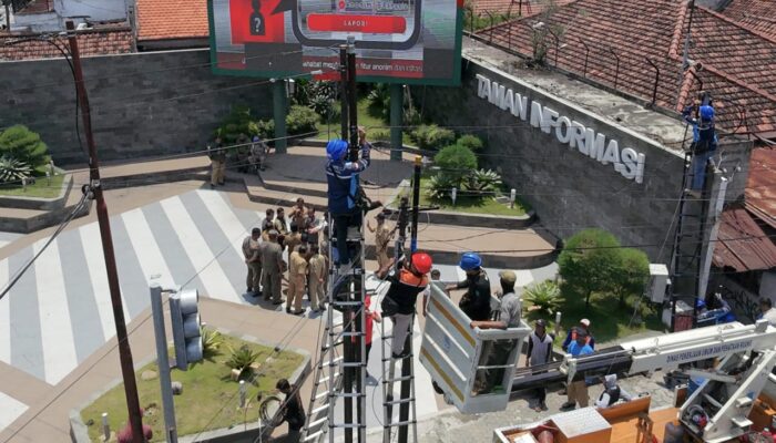 Banyak Kabel Menjuntai, Pemkab Jombang Moratorium Pemasangan Fiber Optic