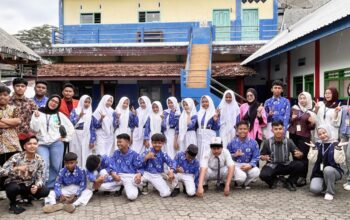 Kolaborasi NGO–Universitas Perkuat Ketahanan Kesehatan dan Perlindungan Remaja Nelayan di Malang Selatan