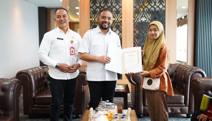 Mas Heli Tegas Bela Pekerja, Lima Ijazah yang Ditahan Akhirnya Dikembalikan