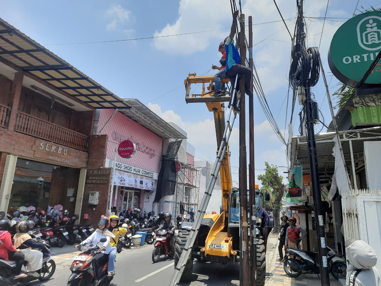 Pemerintah Kabupaten (Pemkab) Jombang, Jawa Timur melalui Dinas Pekerjaan Umum dan Penataan Ruang (PUPR) menegaskan penertiban tiang fiber optik (FO) di wilayah perkotaan Jombang masih terus berlanjut pada 2026.