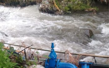 Gangguan distribusi air bersih terjadi di sejumlah wilayah Kota Batu dan Kota Malang akibat gangguan pipa di kawasan Sumber Banyuning. Bahkan, dampak gangguan tersebut dirasakan oleh pelanggan Perumdam Among Tirto Kota Batu hingga Perumda Tugu Tirta Kota Malang.
