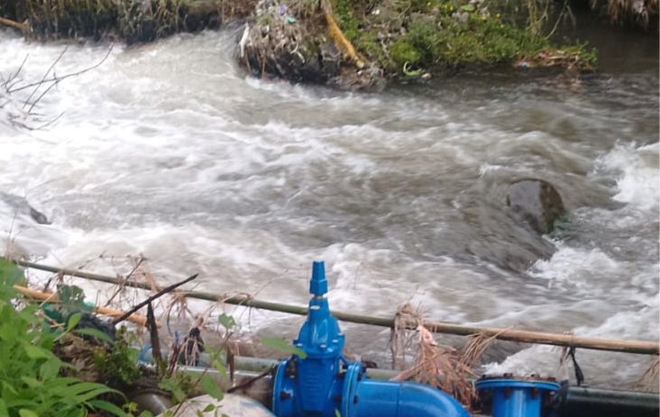 Gangguan distribusi air bersih terjadi di sejumlah wilayah Kota Batu dan Kota Malang akibat gangguan pipa di kawasan Sumber Banyuning. Bahkan, dampak gangguan tersebut dirasakan oleh pelanggan Perumdam Among Tirto Kota Batu hingga Perumda Tugu Tirta Kota Malang.