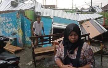 Angin kencang disertai hujan lebat menerjang tiga desa di Kecamatan Sumobito, Kabupaten Jombang, Jawa Timur, pada Rabu (5/2/2026) sore kemarin