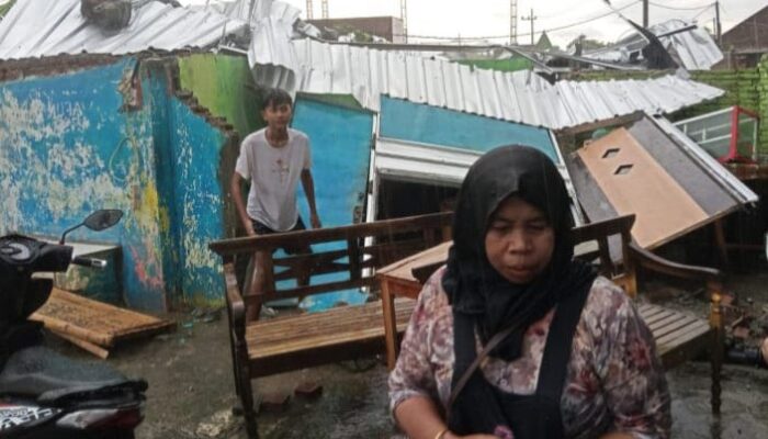 Angin Kencang Disertai Hujan Lebat Terjang Jombang, 15 Rumah Rusak dan Satu Warga Terluka