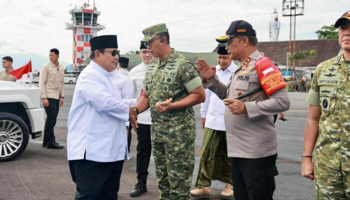 Jabatan Erat Presiden Prabowo dan Danlanud Abd Saleh Tegaskan Soliditas TNI di Kunjungan Kenegaraan Malang