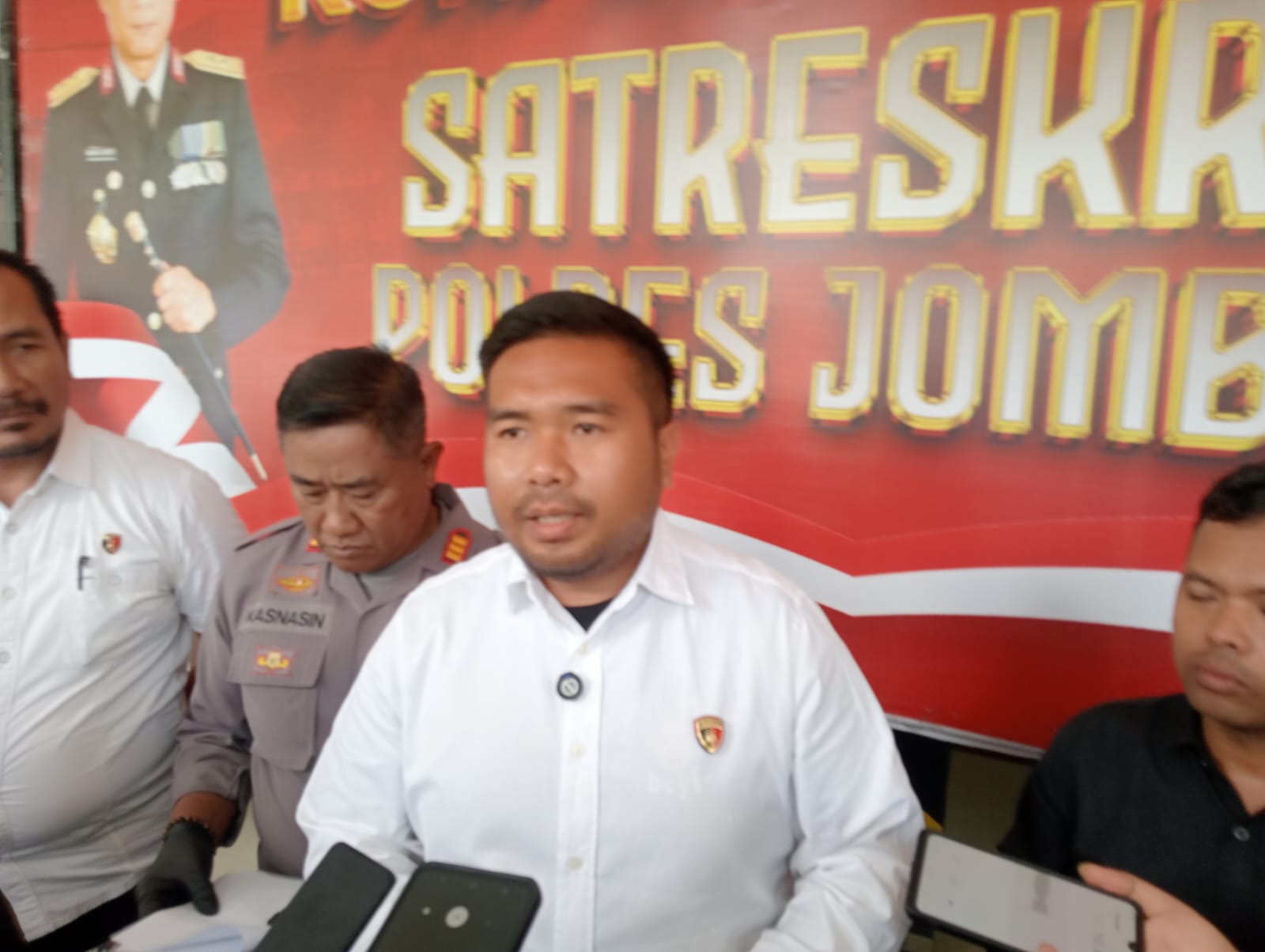 Satuan Reserse Kriminal (Satreskrim) Polres Jombang, Jawa Timur berhasil membongkar komplotan spesialis pencurian tiang listrik dan kabel serat optik (fiber optic) yang beraksi di sejumlah wilayah Kabupaten Jombang.