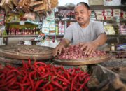 Cuaca ekstrem yang melanda sejumlah daerah penghasil sayur menjelang Ramadan berdampak pada kenaikan harga beberapa komoditas kebutuhan pokok di Pasar Legi Jombang, Jawa Timur.