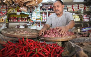 Cuaca ekstrem yang melanda sejumlah daerah penghasil sayur menjelang Ramadan berdampak pada kenaikan harga beberapa komoditas kebutuhan pokok di Pasar Legi Jombang, Jawa Timur.