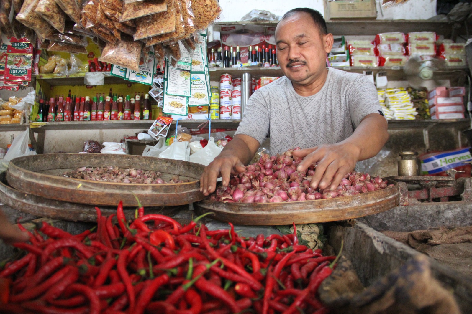 Cuaca ekstrem yang melanda sejumlah daerah penghasil sayur menjelang Ramadan berdampak pada kenaikan harga beberapa komoditas kebutuhan pokok di Pasar Legi Jombang, Jawa Timur.