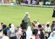 Ribuan warga memadati Alun-alun Kabupaten Jombang, Jawa Timur pada Kamis (12/2/2026), untuk mengikuti tradisi Grebeg Apem Jombang 2026 dalam rangka menyambut bulan suci Ramadan 1447 Hijriah.