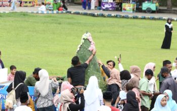 Ribuan warga memadati Alun-alun Kabupaten Jombang, Jawa Timur pada Kamis (12/2/2026), untuk mengikuti tradisi Grebeg Apem Jombang 2026 dalam rangka menyambut bulan suci Ramadan 1447 Hijriah.