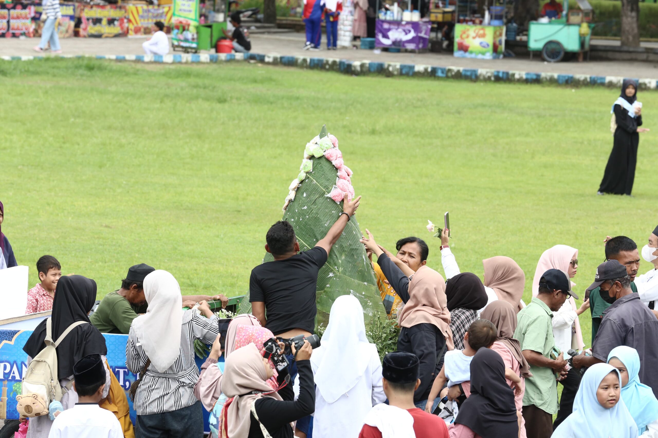 Ribuan warga memadati Alun-alun Kabupaten Jombang, Jawa Timur pada Kamis (12/2/2026), untuk mengikuti tradisi Grebeg Apem Jombang 2026 dalam rangka menyambut bulan suci Ramadan 1447 Hijriah.