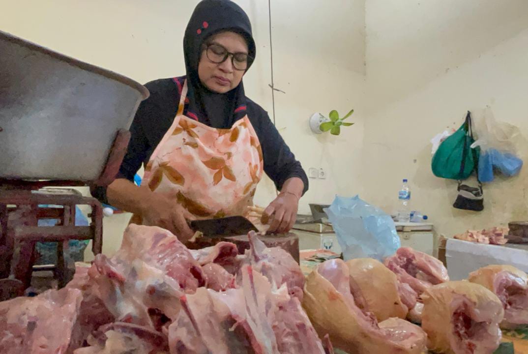 Kenaikan harga bahan pokok mulai dirasakan warga Kabupaten Jombang, Jawa Timur, menjelang Ramadan 2026.