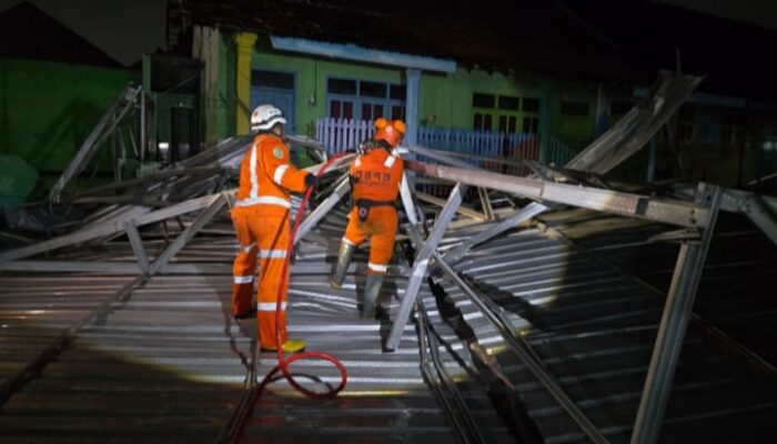 Cuaca Ekstrem Terjang Jombang, Hujan Es dan Angin Kencang Rusak Musala di Peterongan