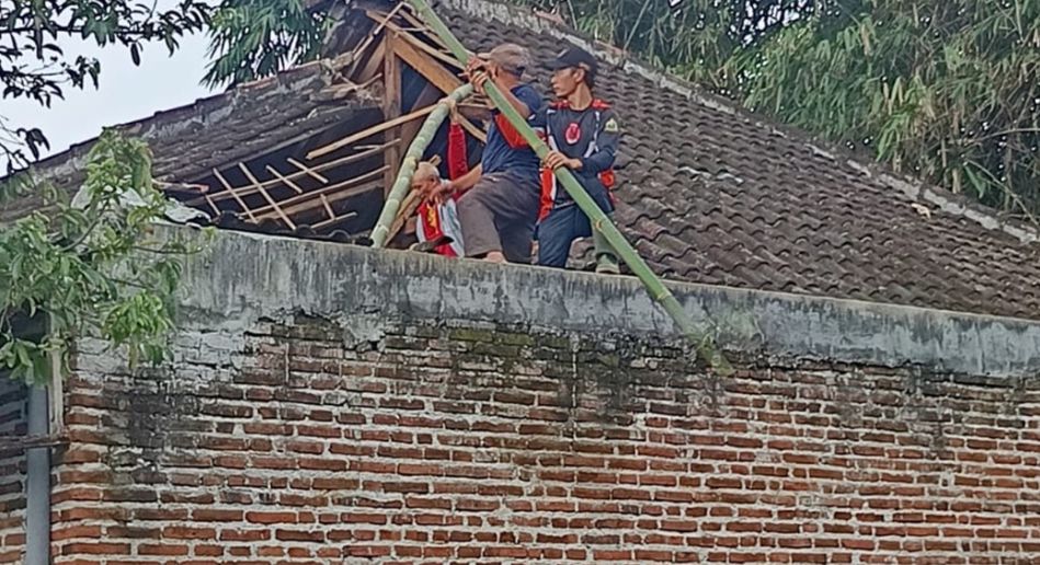Batu Siaga! Hujan Deras Picu Atap Ambruk dan Pohon Tutup Jalan, Ini Kronologinya