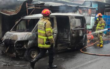 Mobil Grandmax Ludes Terbakar Saat Dilas, Api Merembet ke Bengkel dan Toko di Blimbing