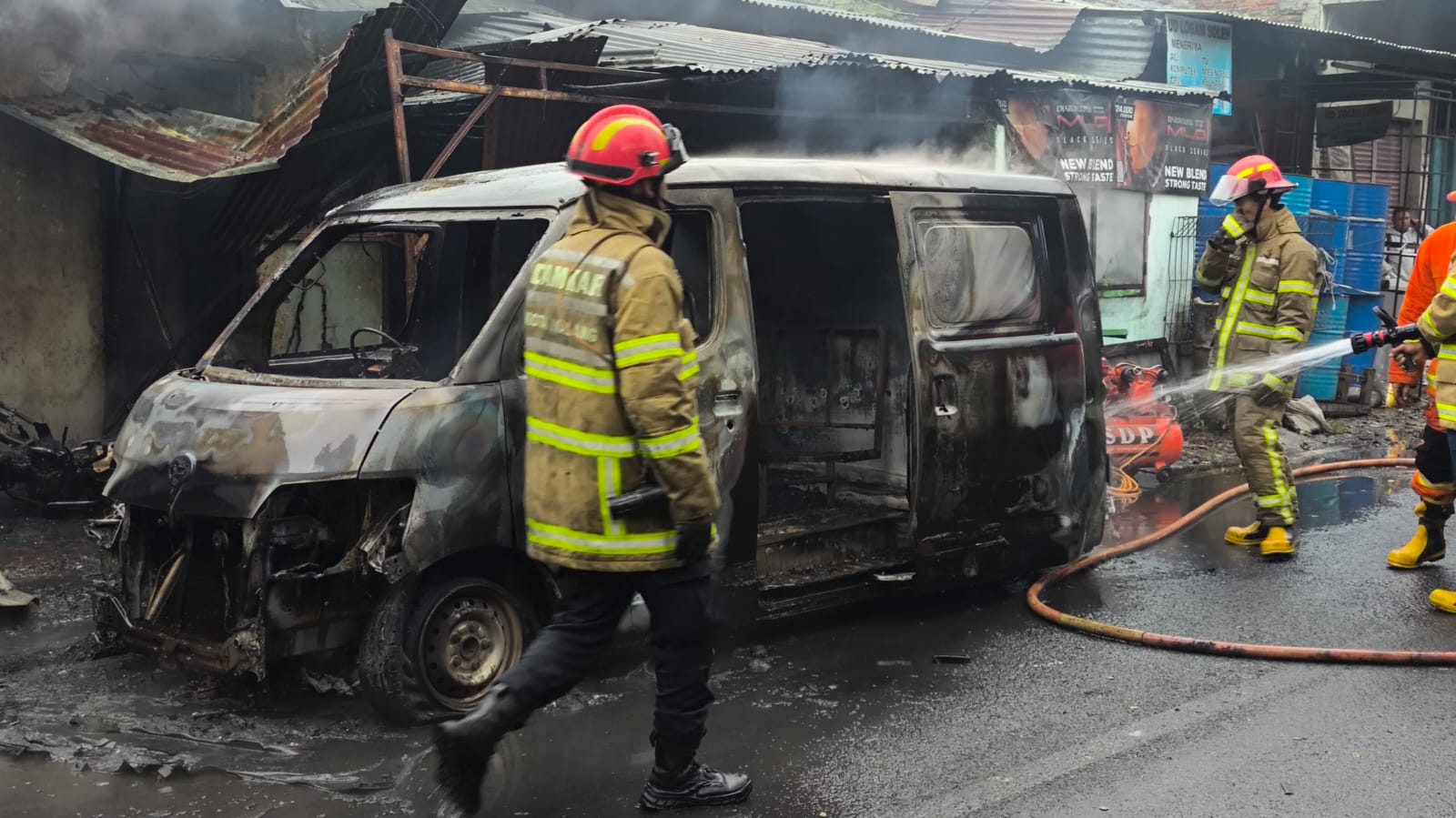 Mobil Grandmax Ludes Terbakar Saat Dilas, Api Merembet ke Bengkel dan Toko di Blimbing