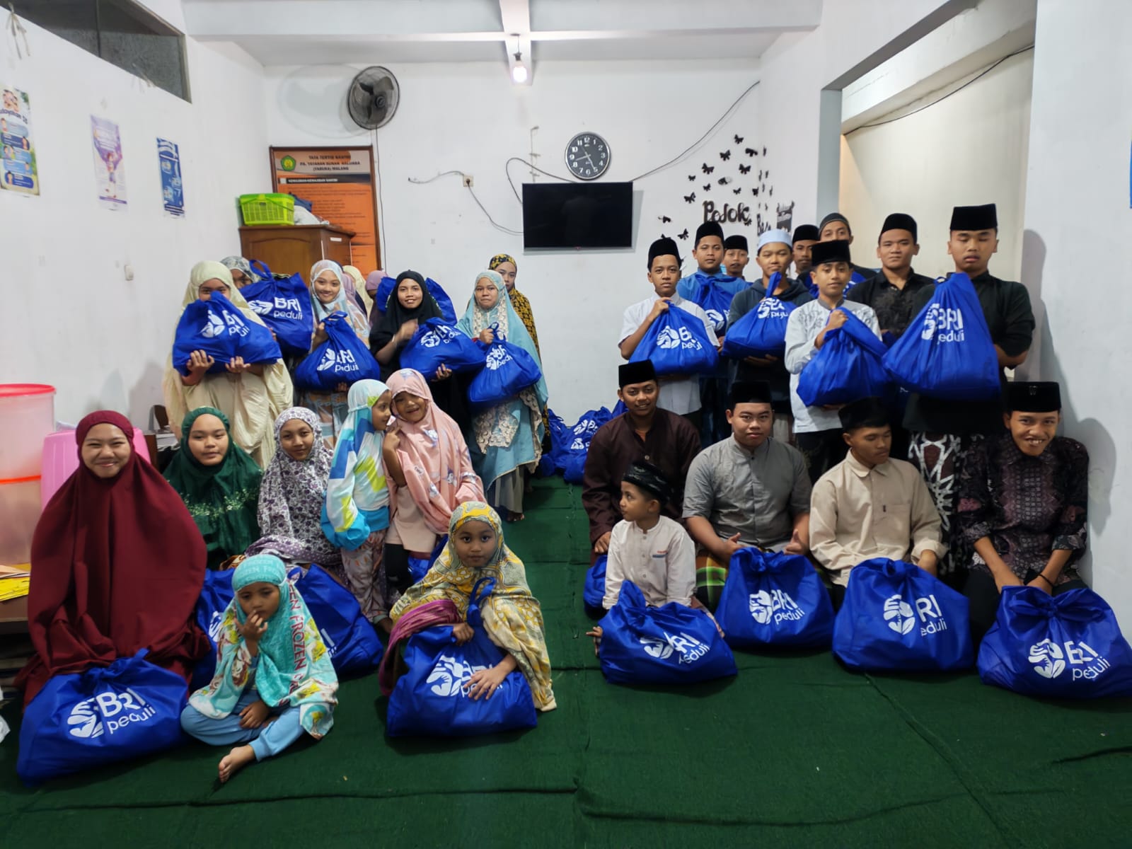 BRI Region 13 Malang Berbagi Bahagia Bersama Panti Asuhan, Griya Lansia, dan Pesantren Tahfidz di Bulan Suci