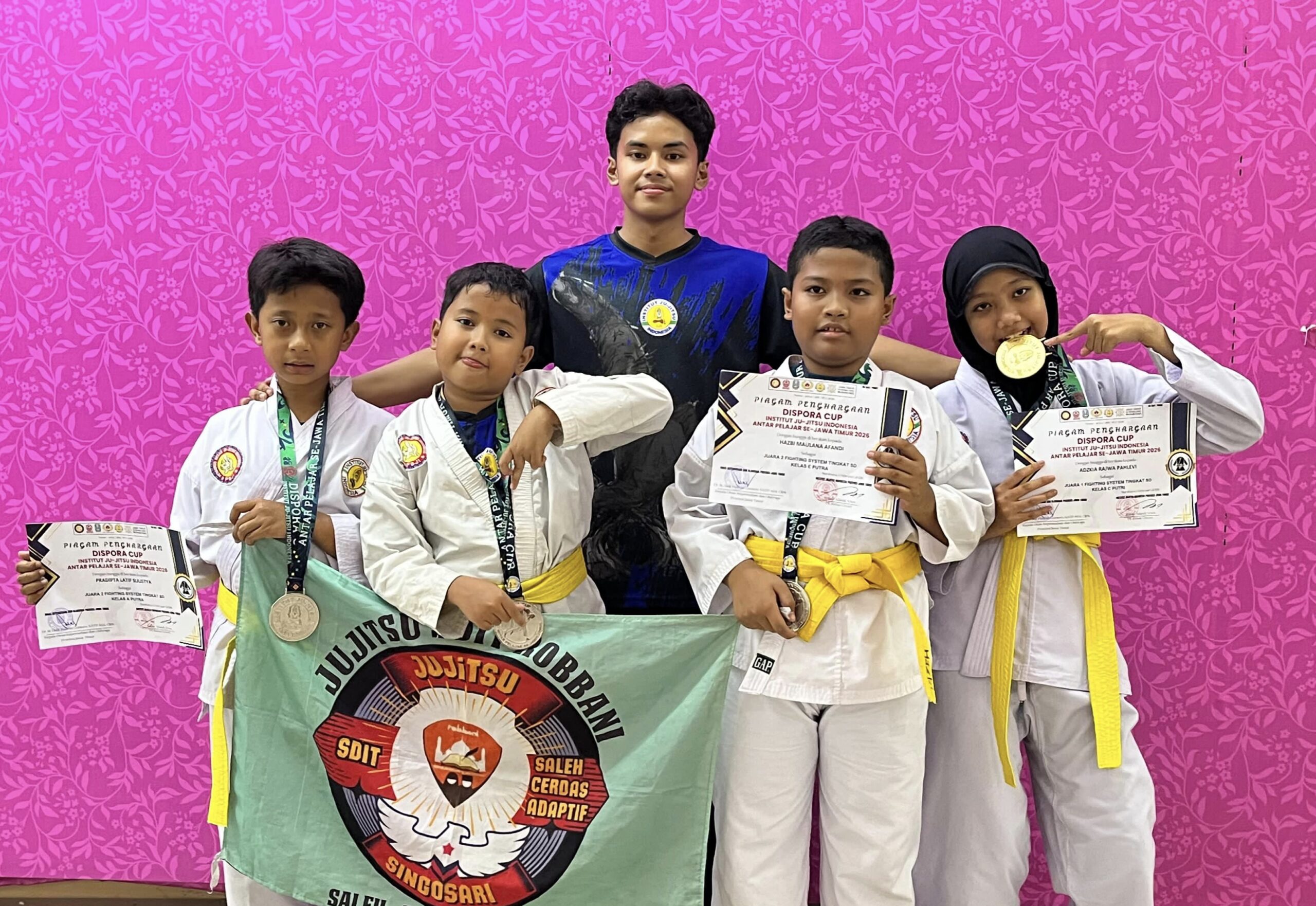 Prestasi membanggakan kembali ditorehkan pelajar Kabupaten Malang. Seorang siswi SDIT Robbani Singosari berhasil meraih medali emas pada ajang Kejuaraan Antar Pelajar Se-Jawa Timur 2026 yang digelar dalam Dispora Cup Institut Jujitsu Indonesia di Cito Mall, Kota Surabaya.