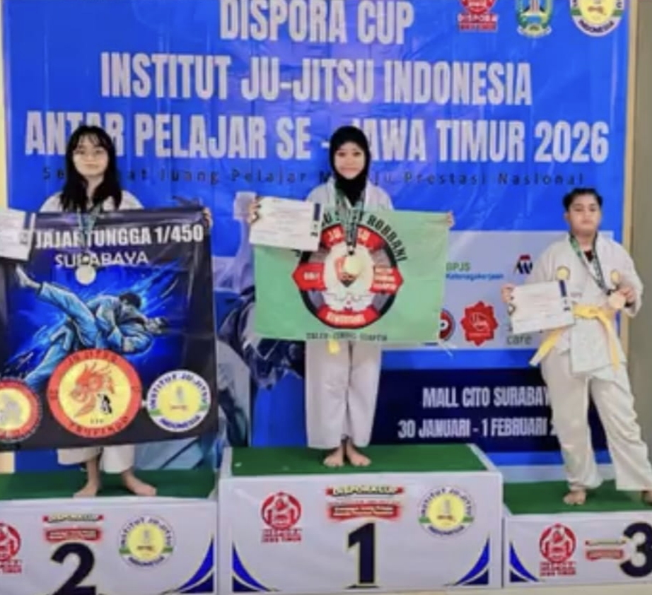 Prestasi membanggakan kembali ditorehkan pelajar Kabupaten Malang. Seorang siswi SDIT Robbani Singosari berhasil meraih medali emas pada ajang Kejuaraan Antar Pelajar Se-Jawa Timur 2026 yang digelar dalam Dispora Cup Institut Jujitsu Indonesia di Cito Mall, Kota Surabaya.