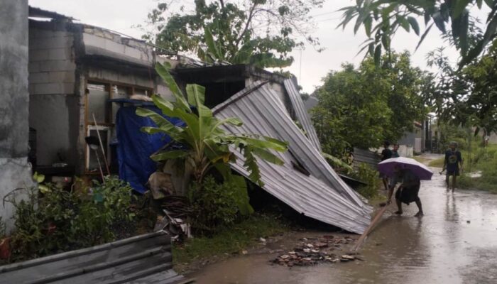 Hujan Disertai Angin Kencang Terjang Puluhan Pemukiman Warga di Sampang