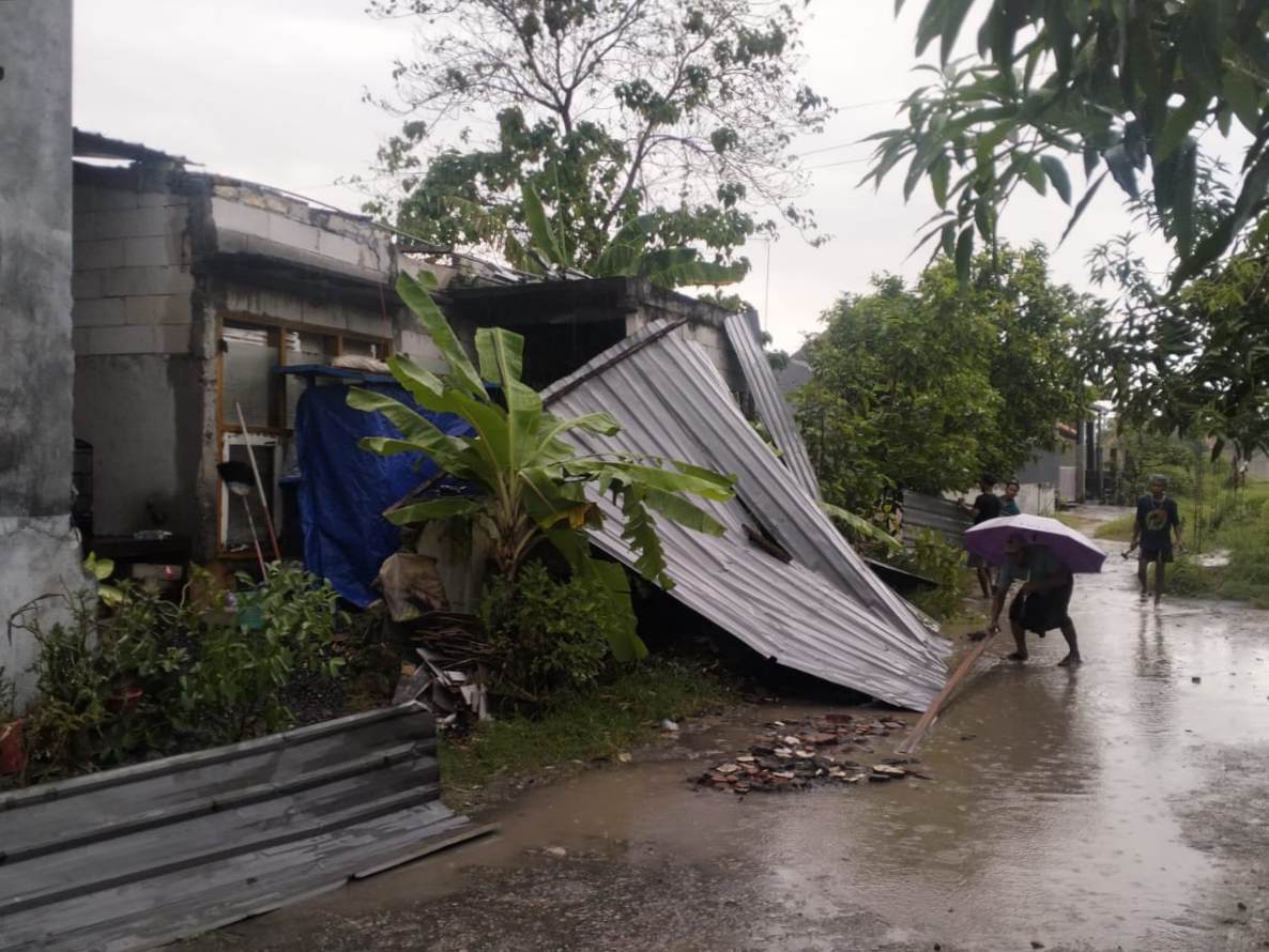 Hujan Disertai Angin Kencang Terjang Puluhan Pemukiman Warga di Sampang