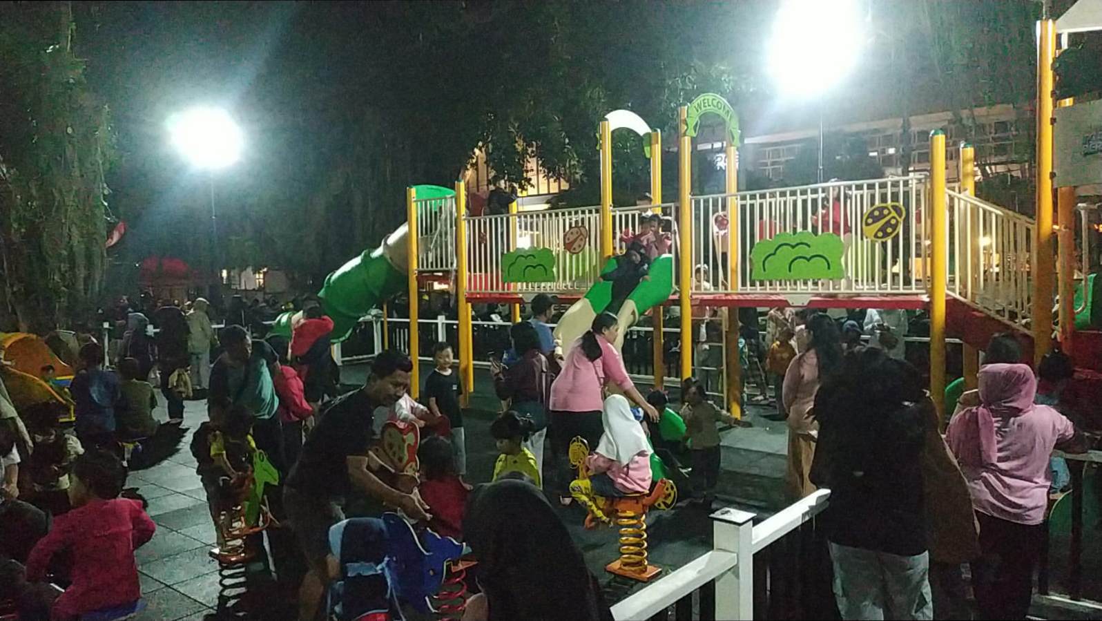 Alun-Alun Merdeka Kota Malang Darurat Anak Terpisah dari Orang Tua