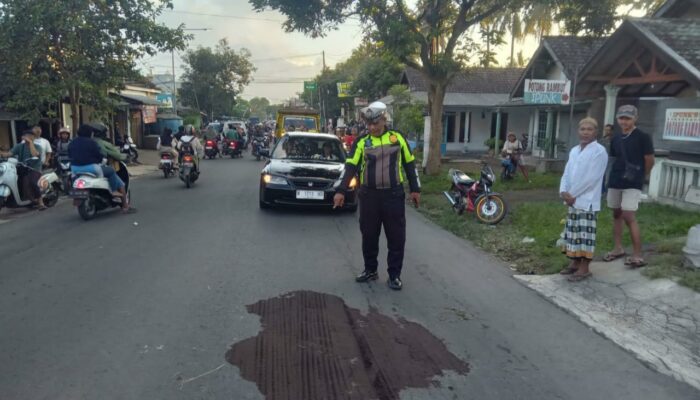 Nyalip Sembarangan, Pikap Serempet Sepeda Listrik Guru SMP di Wajak