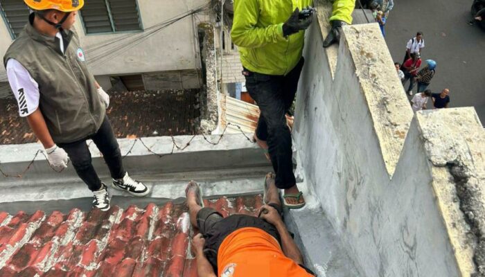 Tersengat Listrik, Tukang Bangunan Tewas di Atas Atap Rumah Warga Oro-Oro Dowo
