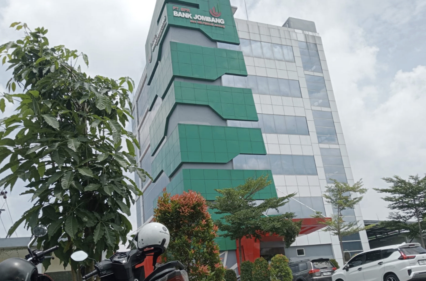 PT BPR Bank Jombang (Perseroda) terus memperkuat perannya sebagai bank milik daerah yang menyeimbangkan kinerja bisnis dengan layanan publik.