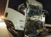 Kecelakaan lalu lintas melibatkan dua kendaraan truk terjadi di ruas Tol Jombang–Mojokerto (Tol Jomo), tepatnya di KM 686+600 B arah barat, Kabupaten Jombang, Jawa Timur, Minggu (8/2/2026) dini hari.