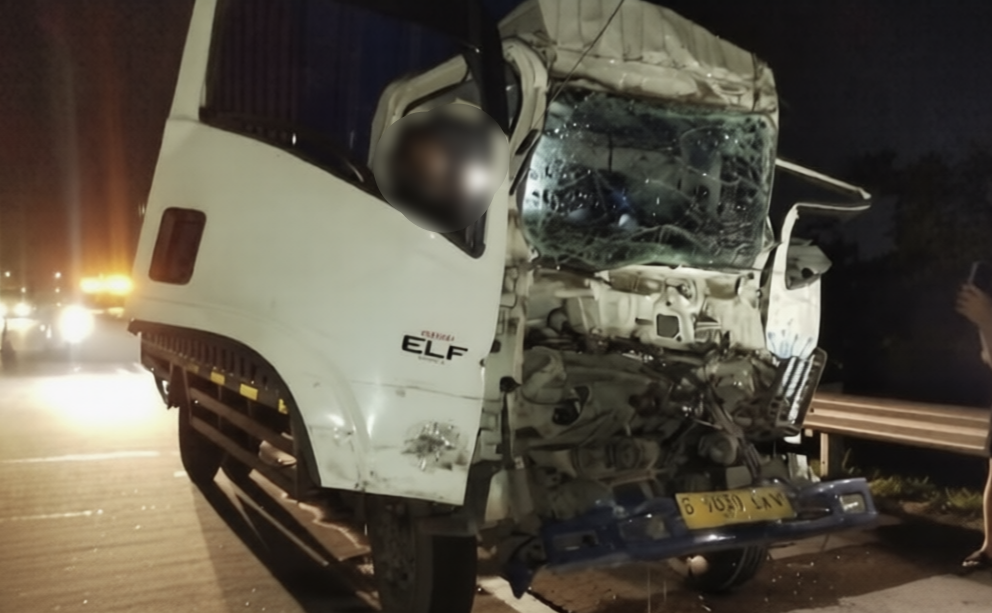 Kecelakaan lalu lintas melibatkan dua kendaraan truk terjadi di ruas Tol Jombang–Mojokerto (Tol Jomo), tepatnya di KM 686+600 B arah barat, Kabupaten Jombang, Jawa Timur, Minggu (8/2/2026) dini hari.
