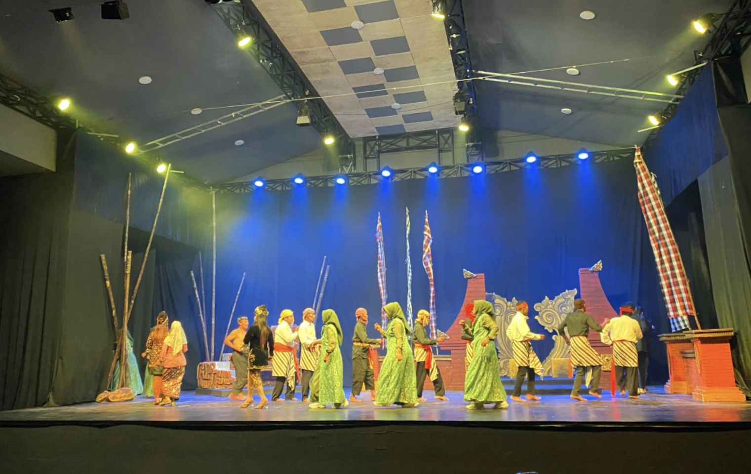 Pemerintah Kabupaten (Pemkab) Jombang, Jawa Timur, menunjukkan komitmen kuat dalam pelestarian warisan budaya daerah dengan menggelar pementasan rekonstruksi kesenian tradisional Gambus Misri Bintang Sembilan dari Desa Kendalsari, Kecamatan Sumobito.