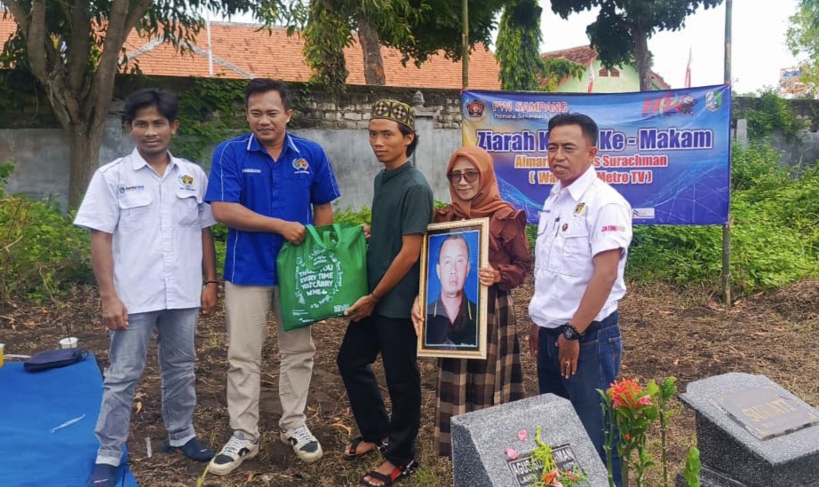 Rangkaian menuju puncak peringatan Hari Pers Nasional (HPN) ke-80 tahun 2026 Persatuan Wartawan Indonesia (PWI) Kabupaten Sampang menggelar kegiatan rutin ziarah kubur ke makam pendiri PWI Sampang, almarhum Agus Surahman, Senin (9/2/2026).