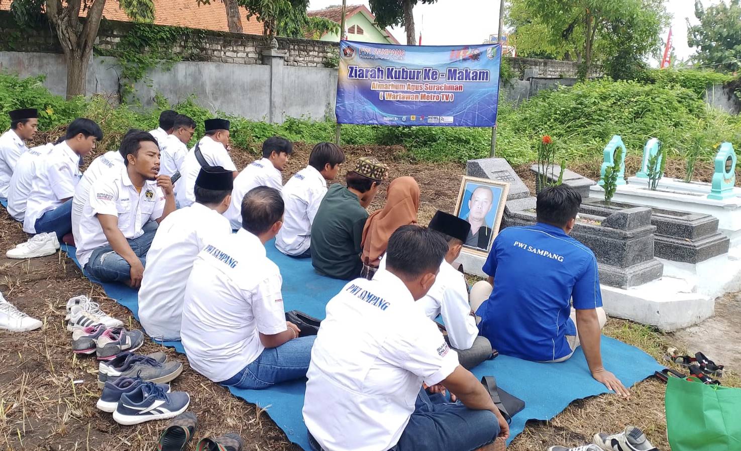 Rangkaian menuju puncak peringatan Hari Pers Nasional (HPN) ke-80 tahun 2026 Persatuan Wartawan Indonesia (PWI) Kabupaten Sampang menggelar kegiatan rutin ziarah kubur ke makam pendiri PWI Sampang, almarhum Agus Surahman, Senin (9/2/2026).