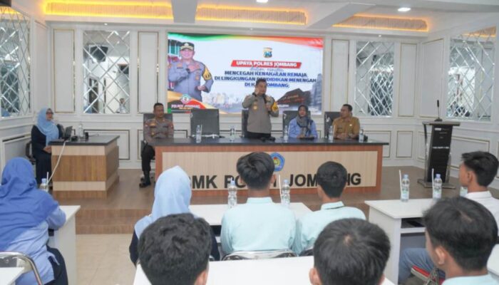 Kapolres Jombang Ingatkan Bahaya Kenakalan Remaja Saat Pembinaan Pelajar SMK