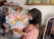 Mendekati Valentine Day, Omzet Perajin Buket Bunga di Jombang Naik Signifikan