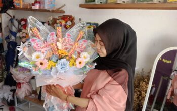 Mendekati Valentine Day, Omzet Perajin Buket Bunga di Jombang Naik Signifikan
