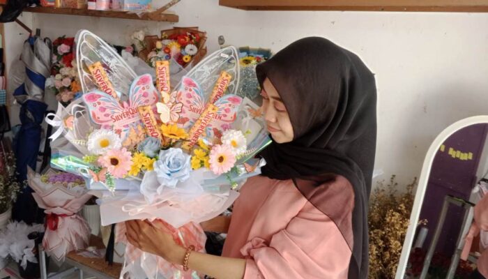 Mendekati Valentine Day, Omzet Perajin Buket Bunga di Jombang Naik Signifikan