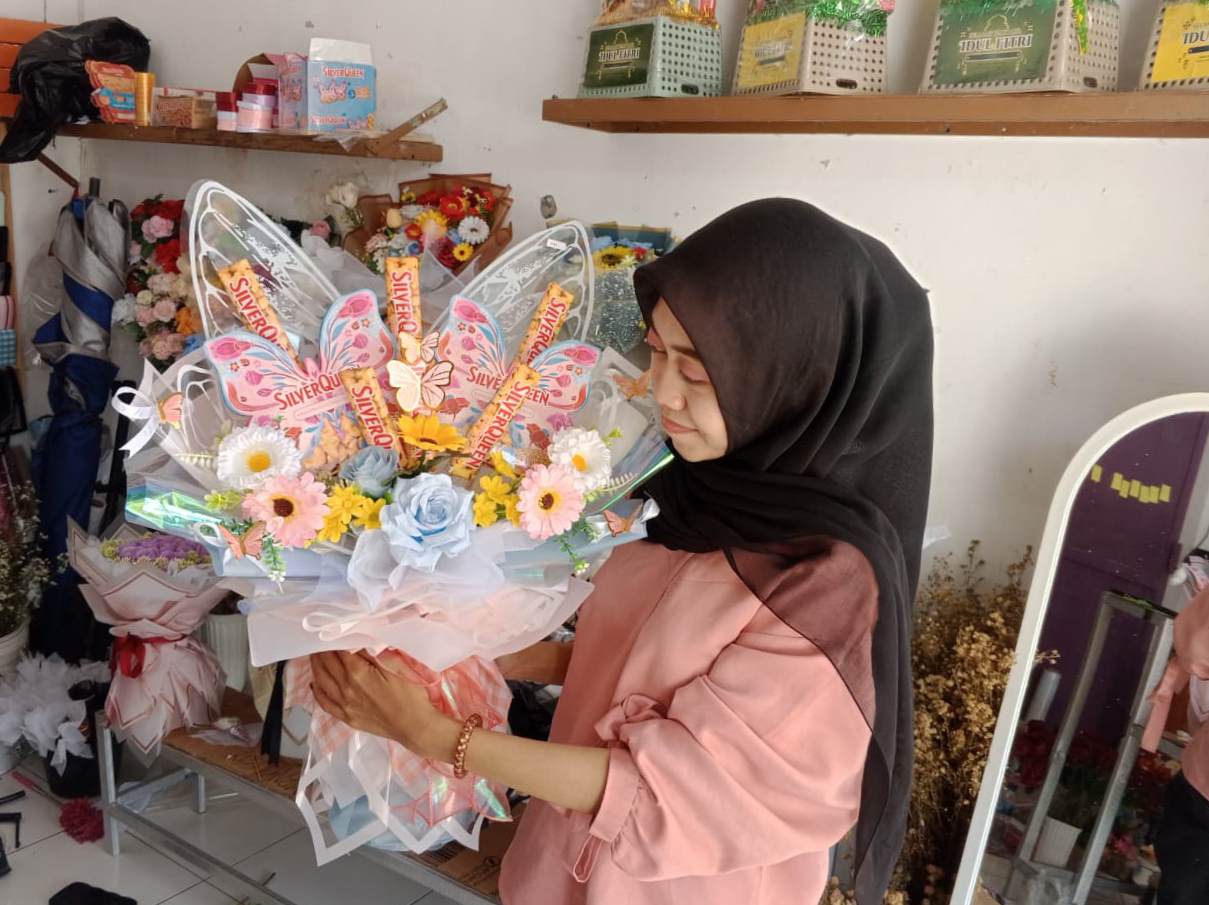 Mendekati Valentine Day, Omzet Perajin Buket Bunga di Jombang Naik Signifikan